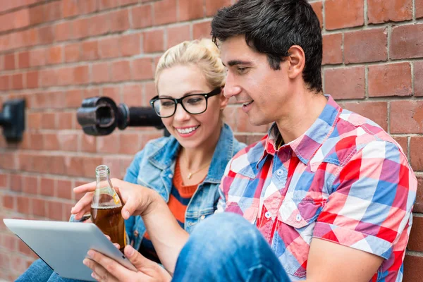 Pareja leyendo guía de la ciudad antes de hacer tour en scooter en Berlín — Foto de Stock