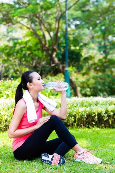 Mujer beber agua después del deporte en el parque — Foto de Stock