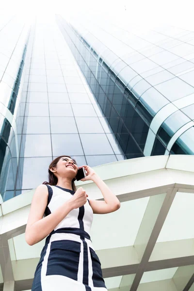 Азиатская деловая женщина звонит на улицу с телефоном — стоковое фото