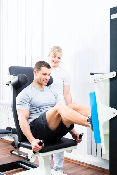 Fisioterapeuta exercitando paciente em terapia esportiva — Fotografia de Stock