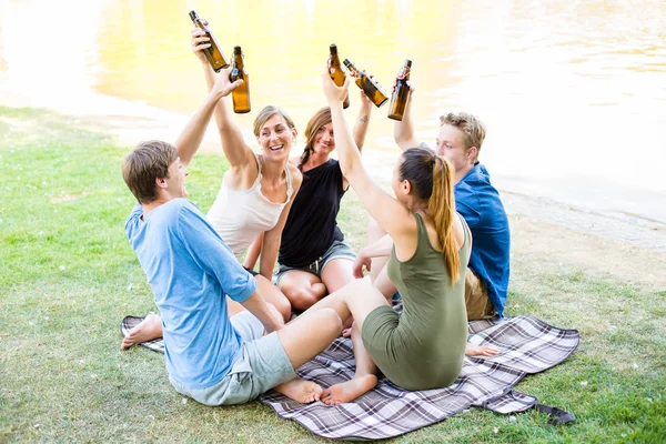 Vänner som dricker öl — Stockfoto