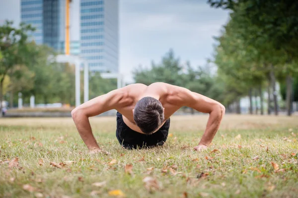 Hombre haciendo push-up — Foto de Stock