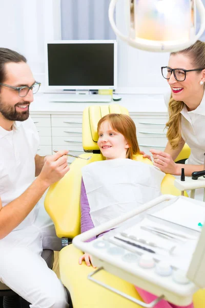 Dentista dando tratamento para meninas — Fotografia de Stock