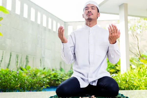 Asiático muçulmano homem orando em casa — Fotografia de Stock