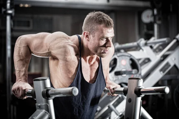 Homme en salle de gym à l'exercice de trempette — Photo