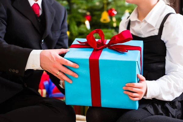 Family giving presents — Stock Photo, Image