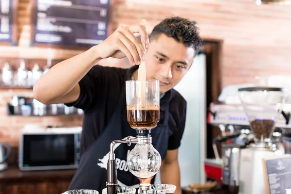 Barista ázsiai kávézóban csöpög a kávé elkészítése — Stock Fotó