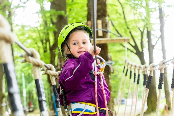 Dziewczyna w parku linowego wspinaczki — Zdjęcie stockowe