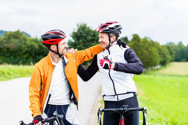 Bicyclists birbirinize sarılın — Stok fotoğraf