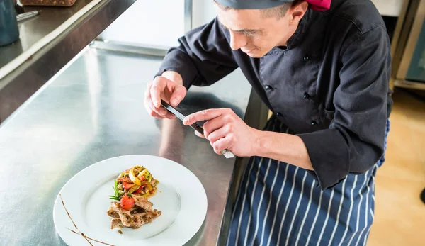 Chef-kok maakt foto van voedsel die hij met telefoon gekookt — Stockfoto
