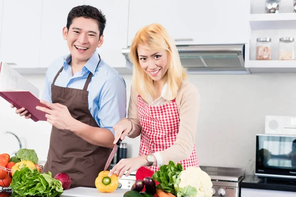 Aziatische paar koken — Stockfoto