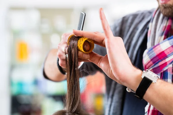 Friseur stylt Damenhaare im Geschäft — Stockfoto