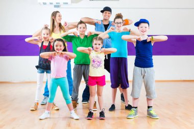 Dans öğretmeni ve fitness sınıfta çocuklar 