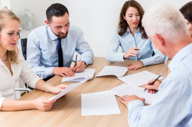 Takım toplantısı Hukuk Bürosu avukatları