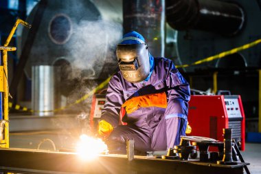 Endüstriyel fabrikasında çalışmaya Kaynakçı