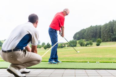 Golf eğitmeni Golf oyuncu ile çalışma
