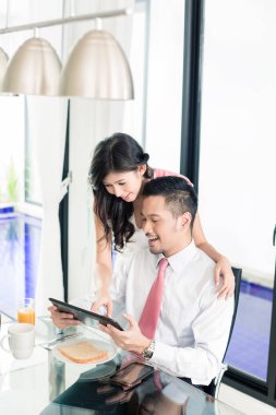 Kaç adam ofise gitmeden Kahvaltı