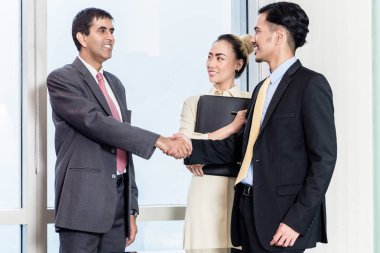 Sekreter patron iş görüşmesi için başvuru tanıttı 