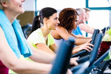 Erkekler ve kadınlar için spor iplik fitness yapıyor