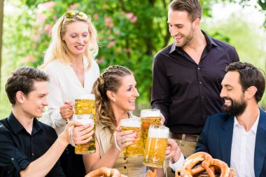 Arkadaşlarınız veya iş arkadaşlarınızla işten sonra bira bahçesinde