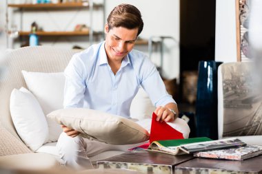 Renk ve malzeme mobilya seçerken adam