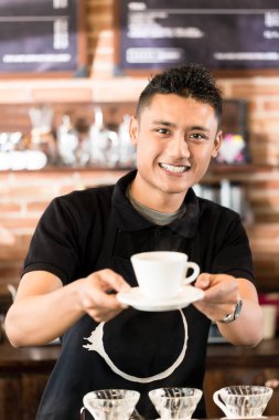 Filtre demlemek kahve fincan Asya Barista sunan