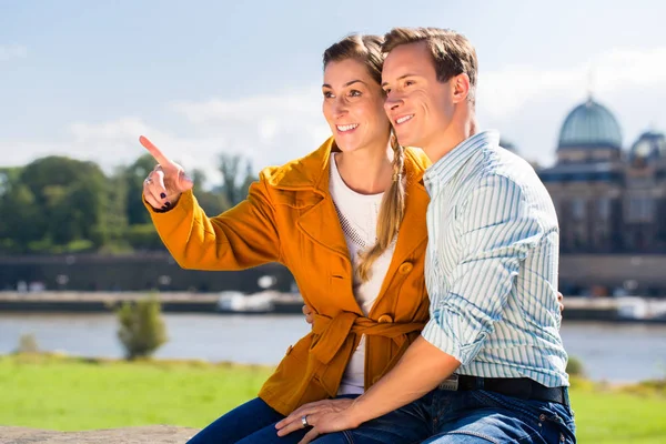 Homme et femme à Dresde au bord de l'Elbe — Photo