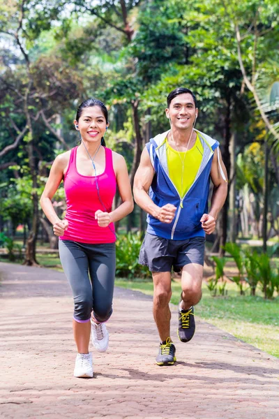 Asijské pár jogging nebo běh v parku pro fitness — Stock fotografie