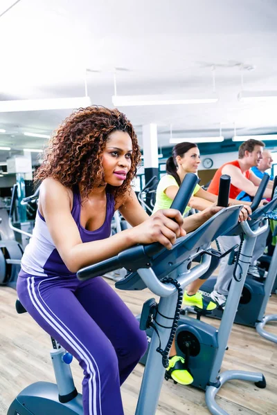 Diversiteit groep mensen op de loopband in de sportschool — Stockfoto