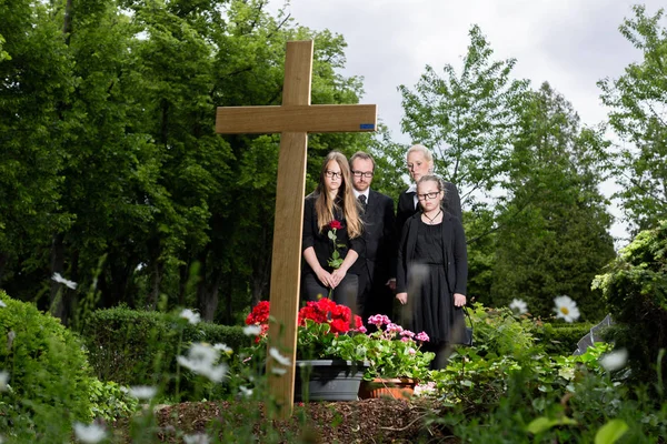 Familie rouw op graf op de begraafplaats — Stockfoto