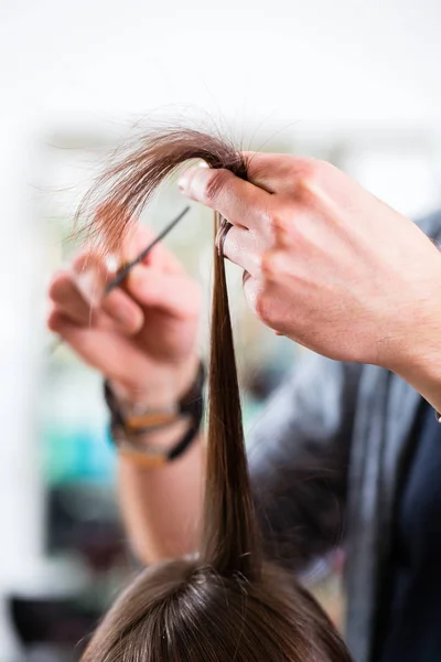 Male hairdresser cutting woman hair — Stock Photo, Image