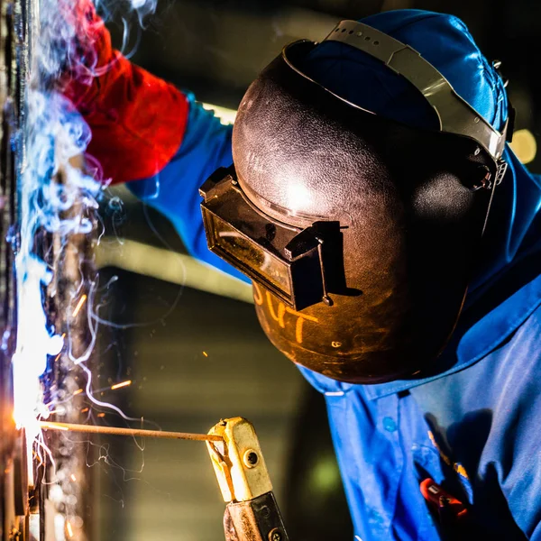 Svetsare arbetar i industriella fabrik — Stockfoto