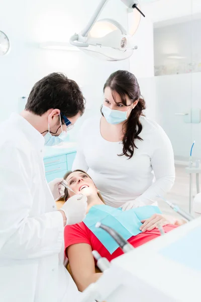 Zahnarzt sieht schwangere Frau — Stockfoto