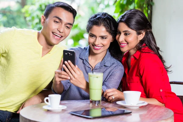 Gadis India menunjukkan gambar di telepon kepada teman-teman — Stok Foto