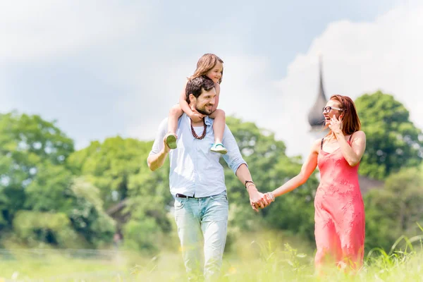 Famiglia che cammina sul prato avendo passeggiata — Foto Stock