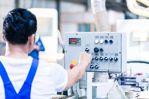 공장에서 Cnc 기계에 버튼을 눌러 작업자 — 스톡 사진