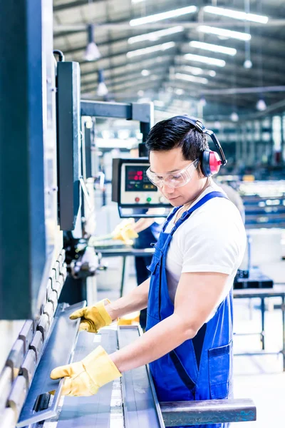 Азиатский рабочий на заводе — стоковое фото