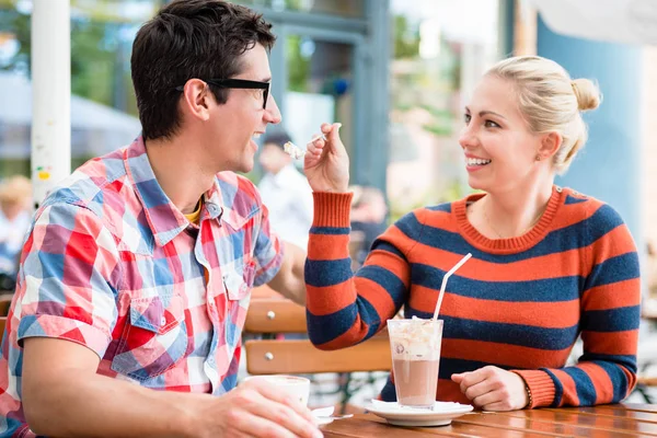 夫妇在街边的咖啡馆喝咖啡 — 图库照片