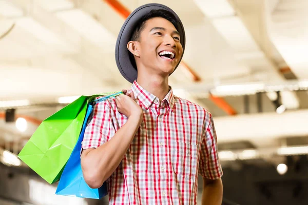 Asiatico giovane uomo shopping moda in negozio — Foto Stock