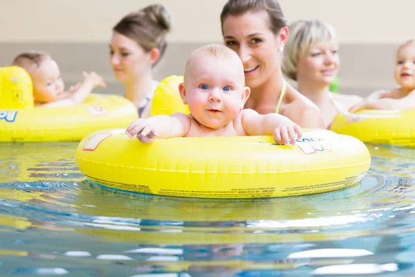 Infant swimming class — Stock Photo, Image