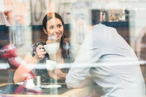 Pareja joven sentada en el café —  Fotos de Stock