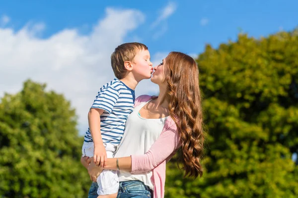 Mãe segurando filho — Fotografia de Stock