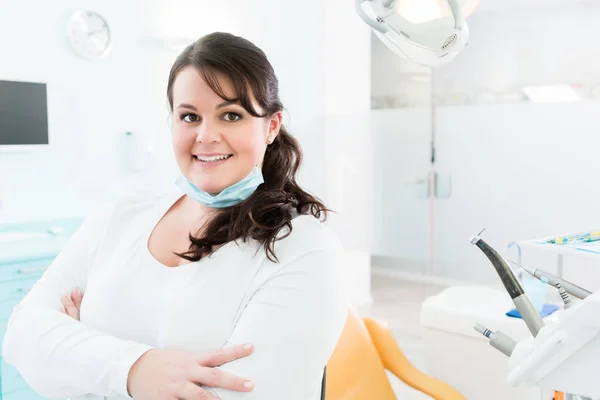 Nurse  in dental surgery — Stock Photo, Image