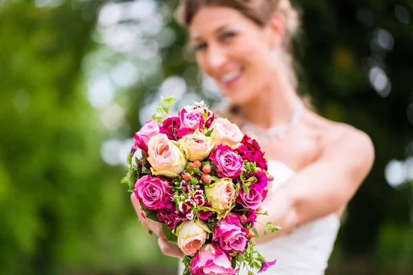Невеста в платье с свадебным букетом — стоковое фото