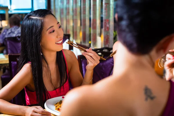 Jóvenes en Asia restaurante — Foto de Stock