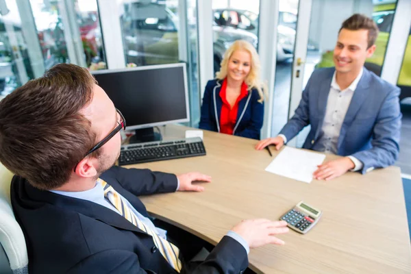 Coppia negoziazione vendita contatto per auto — Foto Stock