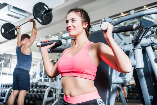Woman and man in fitness gym — Stock Photo, Image
