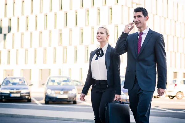 Gente de negocios frente al edificio de oficinas — Foto de Stock