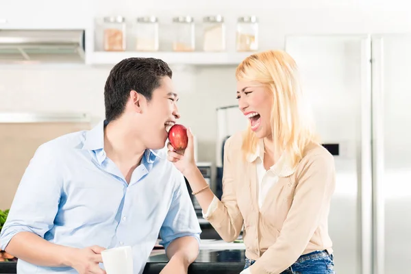 Asiatisches Paar frühstückt zusammen — Stockfoto