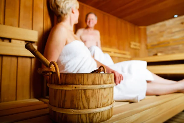 Senioři v relaxační sauna — Stock fotografie